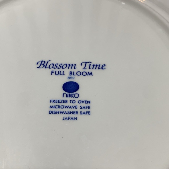 16 PC Vintage Dinner Plate /Mugs/Saucers Roses Floral & a Hot Pink Display Rack - Picture 8 of 17